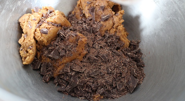 ajouter les pépites de chocolat - Extra soft cookies chocolat et praliné