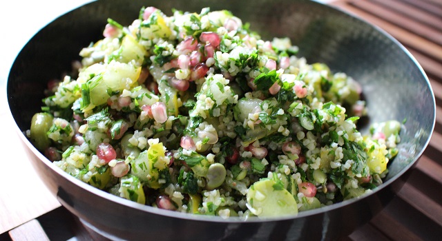dresser la salade dans un joli plat - Le tabouleh féminin fèves, grenade et coriandre