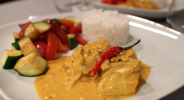 dresser le plat avec le riz légumes et curry de poisson - Curry sexy cabillaud, coco, piment