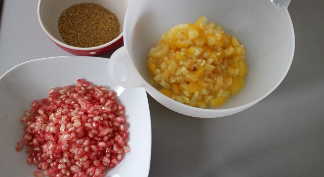 découper les tomates, la grenade et préparer le boulgour - Le tabouleh féminin fèves, grenade et coriandre