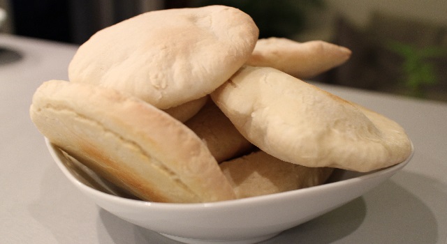 jolie pita dorée et gonflée - Le pain pita - la recette des pitot comme là bas