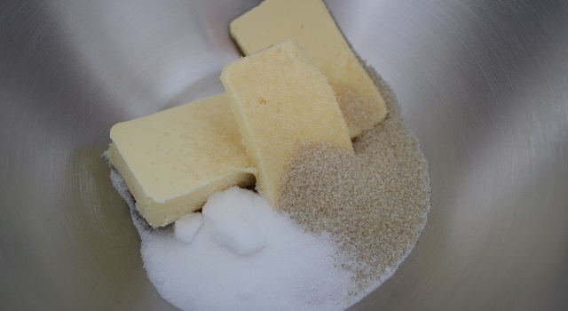 mélanger le beurre et les sucres - Extra soft cookies chocolat et praliné