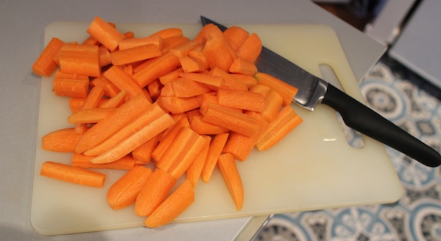 découper les carottes en batonnets ou rondelles - Sauté de dinde - le plat signature de ma Maman