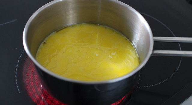 faire chauffer le lait et l'huile ensemble - Paes de queijo do Brazil