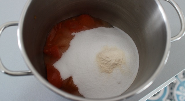 mettre le sucre et les kakis dans la casserole - Confiture de kaki