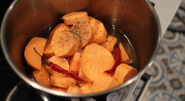 mettre les patates douces à cuire avec l'assaisonnement - Velouté de patate douce au lait de coco