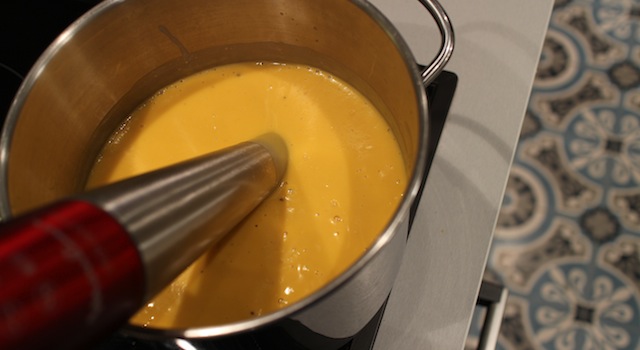 mixer l'ensemble soigneusement - Velouté de patate douce au lait de coco