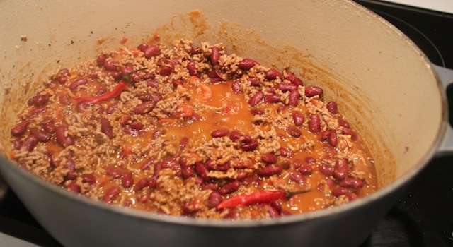 ajouter la sauce tomate et les piments frais - Chili con carne - le symbole Tex-Mex
