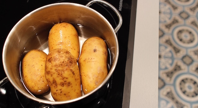 mettre les pommes de terre à cuire - Croquetas de poisson - petits pois & pommes de terre