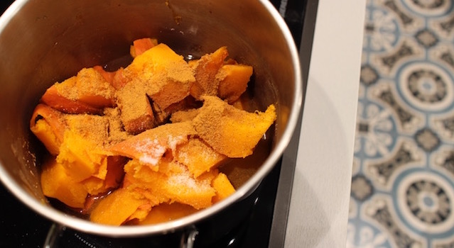 placer le potimarron dans la casserole et l'assaisonner - Soupe de potimarron aux noix de pecan
