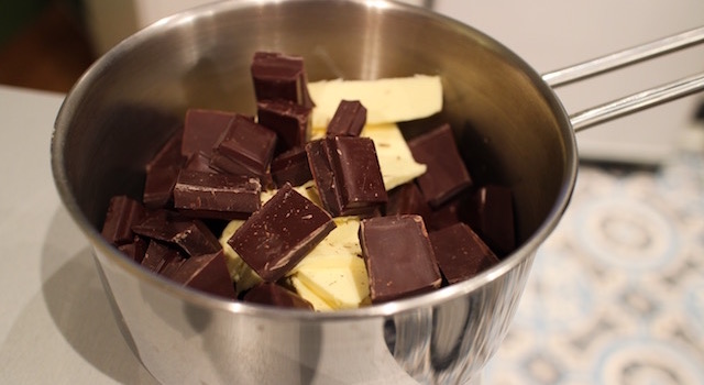 Faire fondre le beurre et le chocolat - Le fameux gâteau au chocolat extra fondant