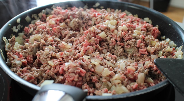 ajouter la viande de boeuf hachée - Bestels la recette des samoussas Pieds-Noirs