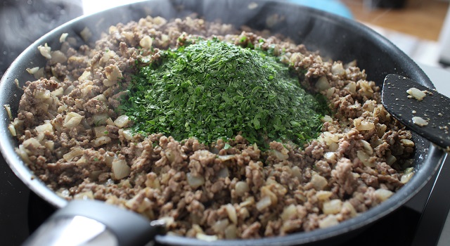 ajouter le persil haché - Bestels la recette des samoussas Pieds-Noirs