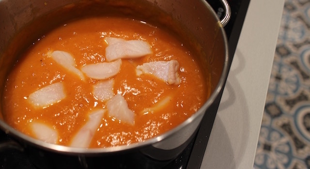 ajouter le poisson dans la casserole - Soupe de poisson au butternut épicé
