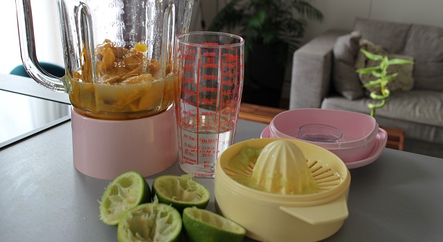 découper la mangue et ajouter le jus de citron - Sorbet mangue maison