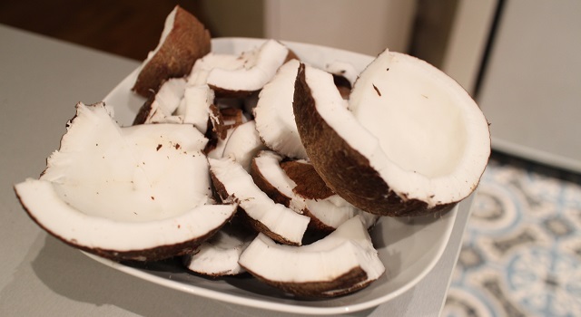 détacher les chairs de la noix de coco - Coco givré, la glace coco avec des vraies noix de coco