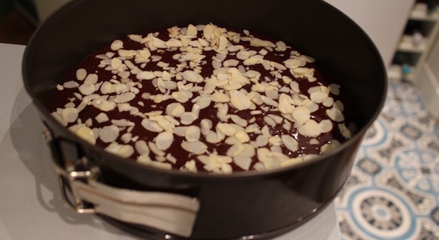 mettre le gateau à cuire dans un moule à charnières - Le fameux gâteau au chocolat extra fondant