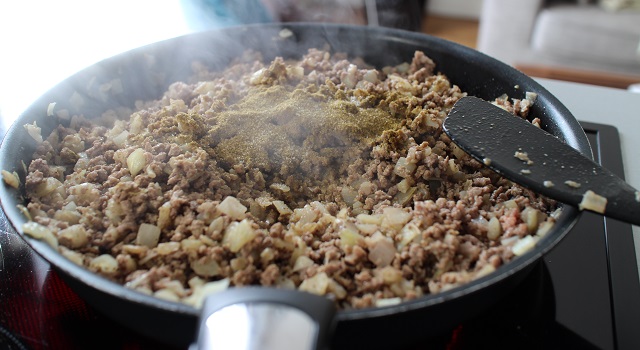 parfumer le plat avec une bonne quantité de cumin - Bestels la recette des samoussas Pieds-Noirs