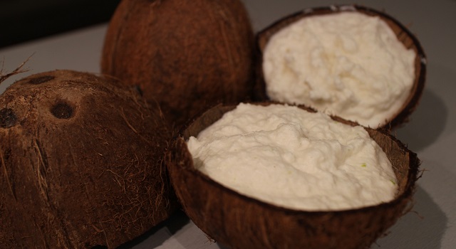 servir dans des noix de coco - Coco givré, la glace coco avec des vraies noix de coco