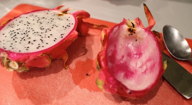 vider les pitayas - Fruits du dragon givrés