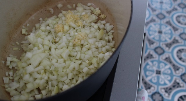 Faire suer les oignons avec l'ail - Poulet au gingembre - recette Malgache