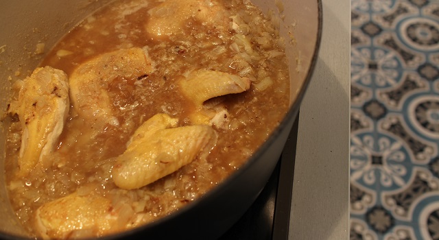 ajouter le bouillon de poulet pour recouvrir la viande - Poulet au gingembre - recette Malgache
