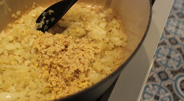 ajouter le gingembre aux oignons - Poulet au gingembre - recette Malgache