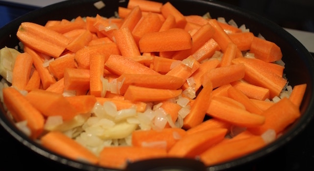 ajouter les carottes aux oignons - Bœuf sauté carottes orange gingembre