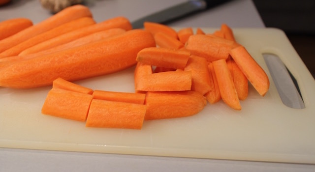 découpe des carottes - Bœuf sauté carottes orange gingembre