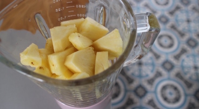 découper l'ananas en morceaux - recette Sorbet ananas, badiane et vanille
