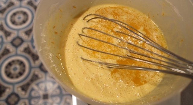 mélanger l'appareil avec le beurre fondu - Madeleines orange et cardamome