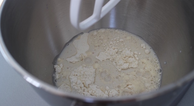 mélanger le lait et la farine - Gaufres belges comme à Liège