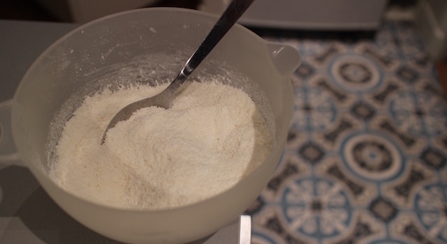 mélanger les éléments secs - recette Gâteau nuage de coco