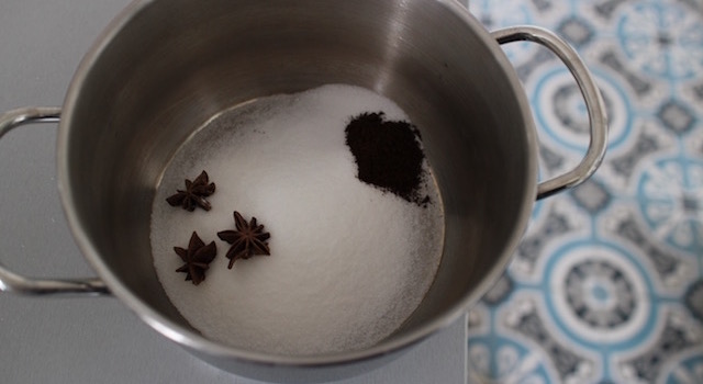 peser le sucre la vanille et la badiane - recette Sorbet ananas, badiane et vanille