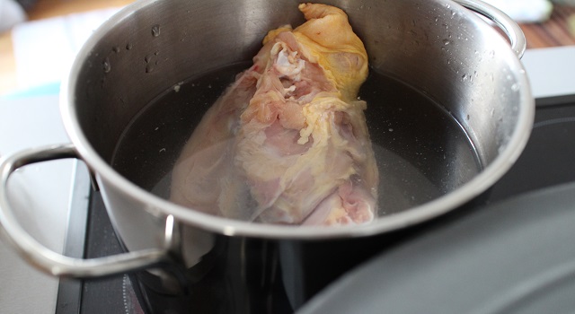 préparer un bouillon avec la carcasse - Poulet au gingembre - recette Malgache