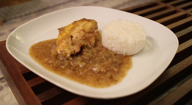 servir le poulet avec du riz et la sauce - Poulet au gingembre - recette Malgache