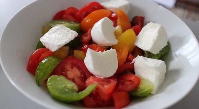 ajouter la mozzarella aux tomates - Salade ensoleillée