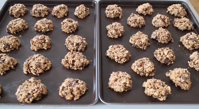dresser les biscuits sur les plaques à patisserie - Cookies des sportifs banane, chocolat, noisette
