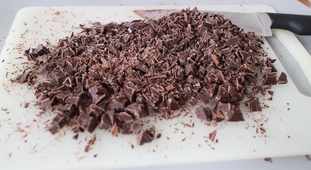 hacher le chocolat noir - Cookies des sportifs banane, chocolat, noisette