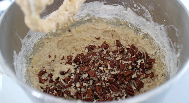 incorporer les noix de pecan dans l'appareil - Muffins banane pecan cœur caramel beurre salé