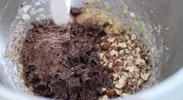 mélanger les fruits secs - Cookies des sportifs banane, chocolat, noisette