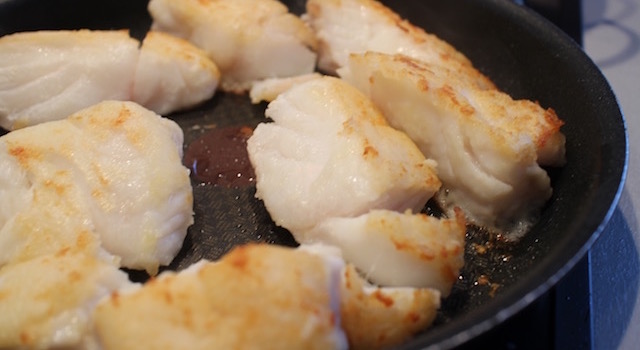 poisson snacké - Cabillaud lait d'amande et amandes grillées