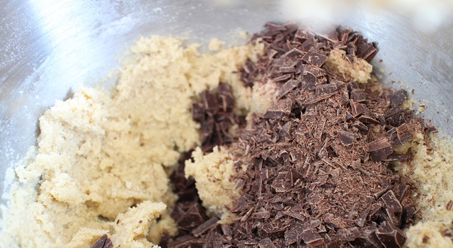 ajouter le chocolat dans la pate à cookies - Brookie - le gâteau de folie