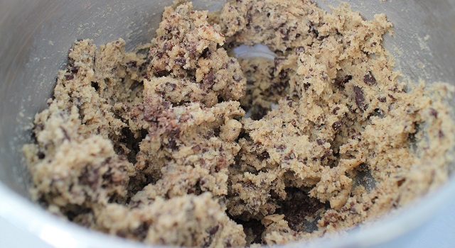 ajouter le chocolat et la farine pour obtenir une pate à cookie - Brookie - le gâteau de folie