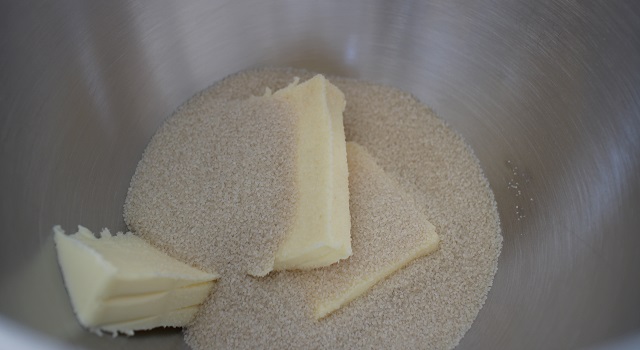 mélanger le beurre et le sucre de canne - Brookie - le gâteau de folie