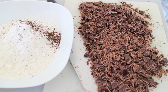 peser la farine vanille et hacher le chocolat - Brookie - le gâteau de folie