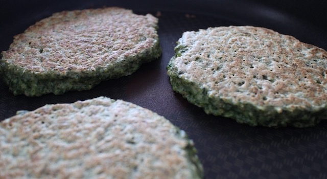 cuisson parfaite des deux cotés - Pancakes a l'okara de legumes verts