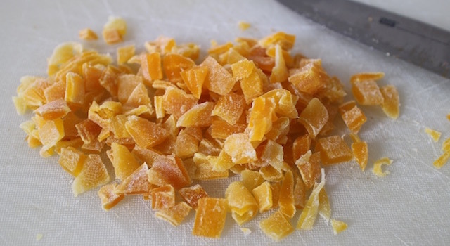 découper les mangues et papaye séchées - Granola énergétique - acidulé