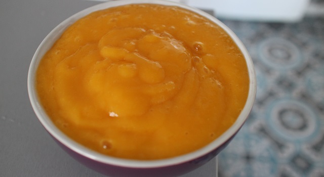 verser la purée de mangue glacée dans un bol - Le meilleur Mango Bowl