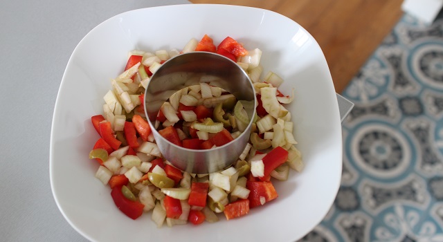 dresser la salade à l'aide d'un cercle - Salade de poulpe au citron confit